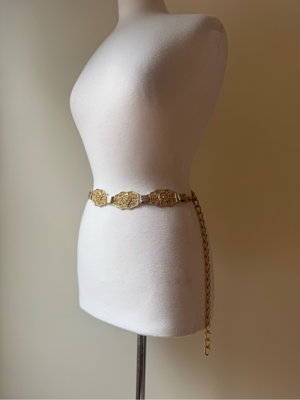 Vintage Made in Italy Gold Filigree Medallion Chain Belt
